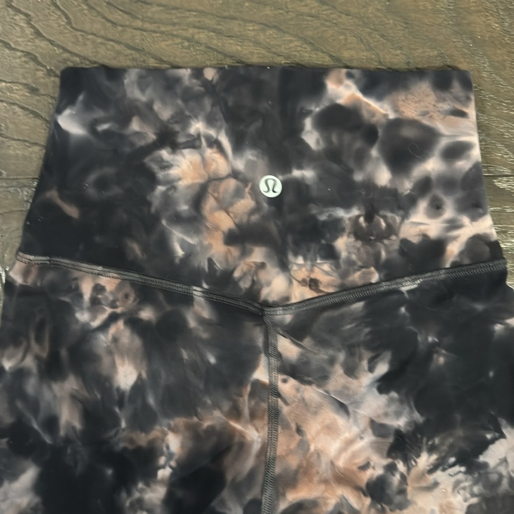 Lululemon Women’s Bike Shorts 7” Inseam - Black/Purple Marble Design - Size 2 - Picture 3 of 4